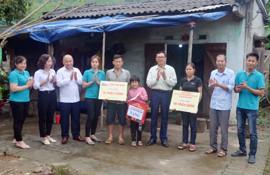 Lãnh đạo Hội Bảo trợ NKT- TMC tỉnh cùng chính quyền địa phương và các nhà hảo tâm trao kinh phí hỗ trợ cho gia đình anh Trương Văn Cảnh ở thôn Quan Điền- Khe Thần, xã Thượng Yên Công (TP Uông Bí).